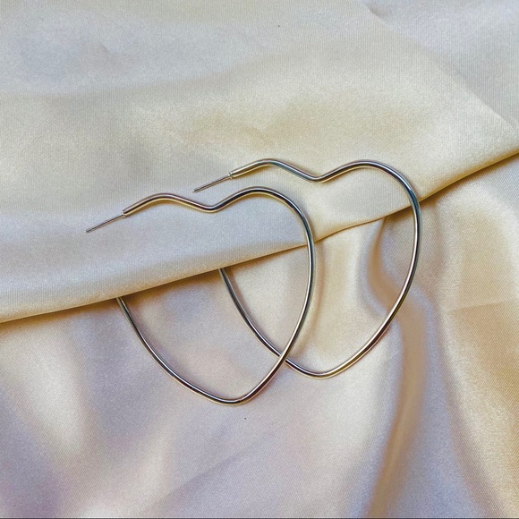 Jewelry - ❤️‍🔥𝕤𝕒𝕝𝕖❤️‍🔥heart hoop earrings